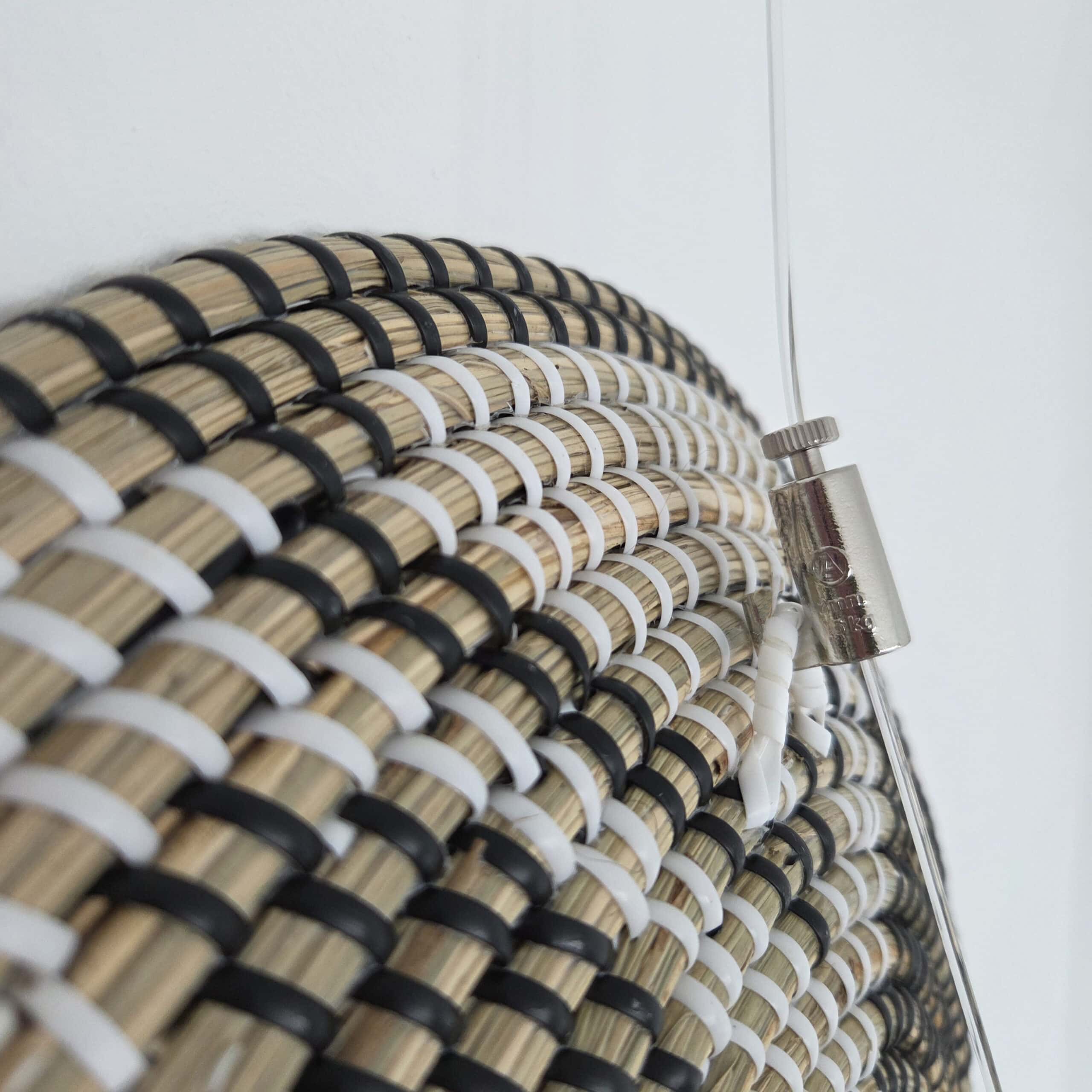 Close-up: Auto Grip 15 kg picture rail hooks holding a woven piece combined with a perlon Twister hanging wire - Hang Logic Artiteq importer
